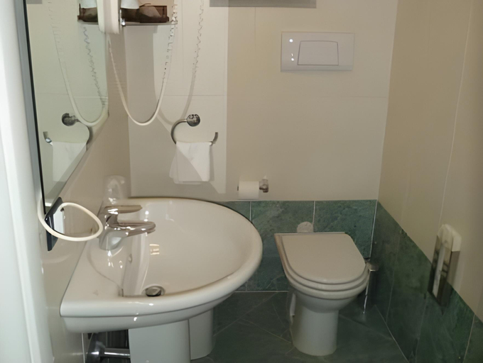 Bathroom 4, Hotel Fontana Santa, Bergamo