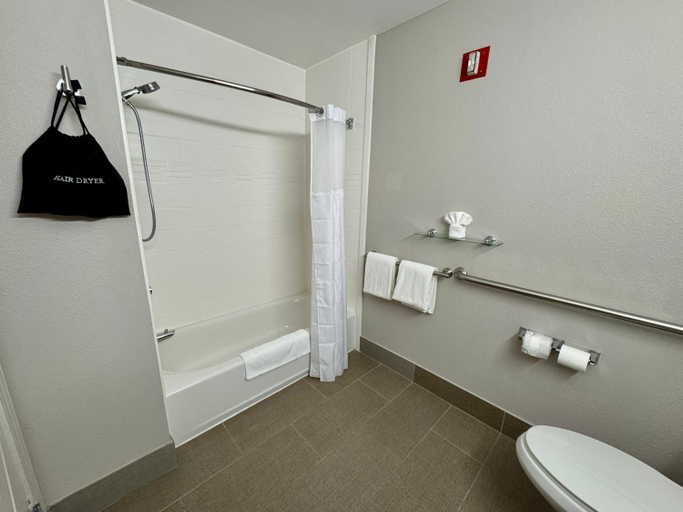 Bathroom 4, Garner Hotel LONGVIEW SOUTH by IHG, Gregg