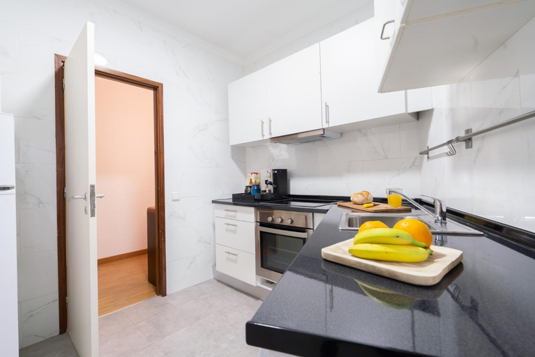 Others 4, Renovated 3BR Apt Near City Hotspots – Great Value, Porto