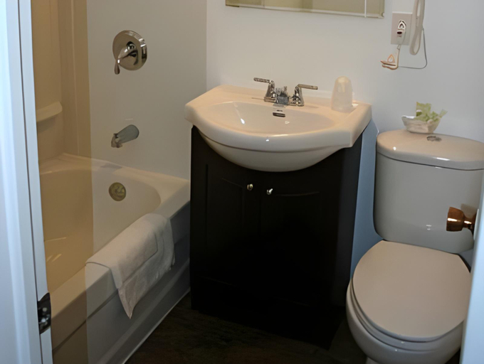 Bathroom 2, Lakeside Inn, Simcoe