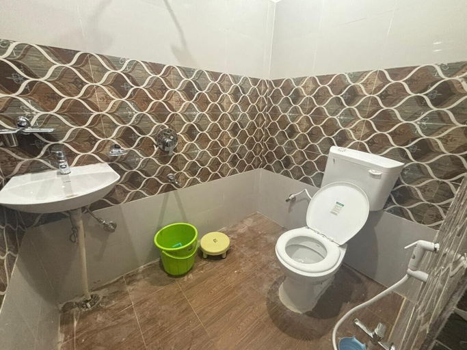 Bathroom 5, Aangan Guest House, Varanasi