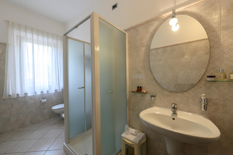 Bathroom 4, Hotel Rutiliano, Siena