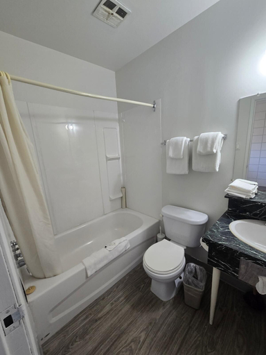 Bathroom 3, Camelot Court Motel, Fraser-Fort George