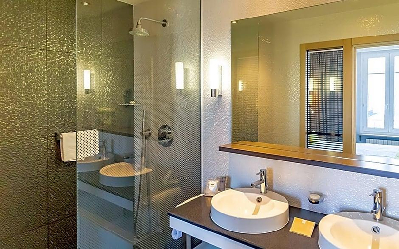 Bathroom 5, Grand Hotel Des Thermes, Ille-et-Vilaine