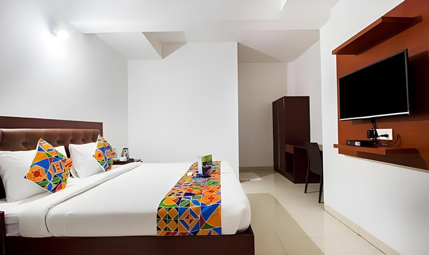 Bedroom 3, FabHotel Limestone Suites - 750m from Yashoda Hospitals, Somajiguda, Hyderabad