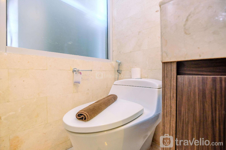 Bathroom 2, Comfort Stay 2BR at Masterpiece By Travelio, Jakarta Selatan
