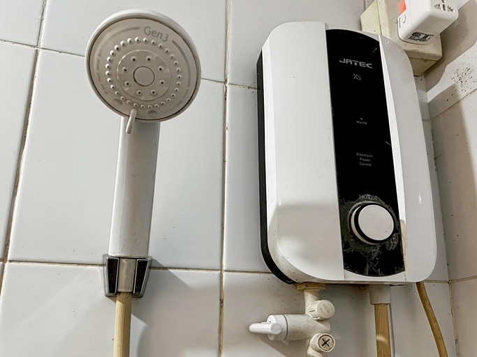 Bathroom 3, Apt Green Pramuka 2BR with WiFi n Pool by 2ndHome, Central Jakarta