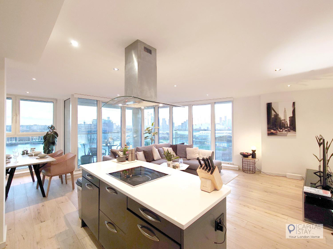Others 5, Deluxe Two Bed Apartment with River & City View, London