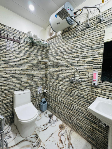Bathroom 4, Travellers Village, Jaipur