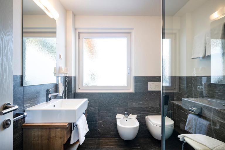 Bathroom, Hotel Schmung, Bolzano