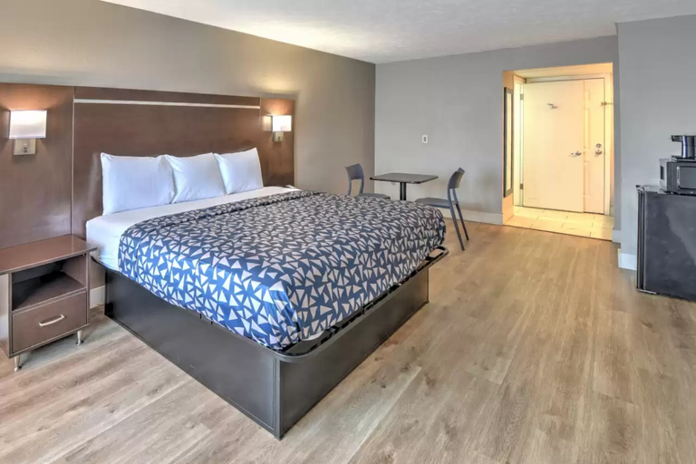 Bedroom 3, Econo Lodge Sevierville-Pigeon Forge on the River, Sevier