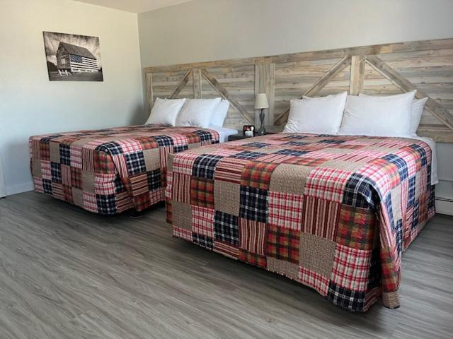Bedroom 3, Motel Tipton, Cedar