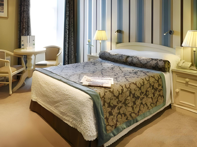 Bedroom 3, The Lake Hotel