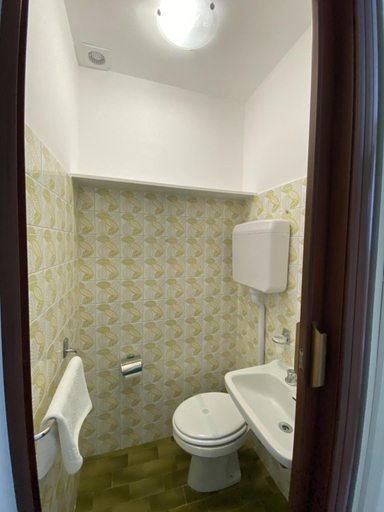 Bathroom 1, Albergo Lodrino, Brescia