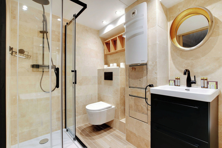 Bathroom 4, Apartment With 3 Rooms for 10 People, Paris