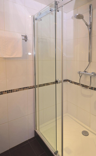 Bathroom 5, Hotel Acropole, Paris