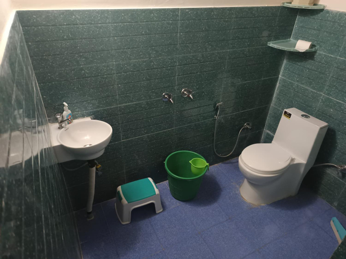 Bathroom 3, Dwarahat Village Farmstay- Babaji's Cave, Almora