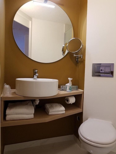 Bathroom 3, Brit Hotel Marseille Aeroport, Bouches-du-Rhône