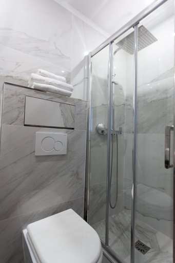 Bathroom 5, Hotel Leonard de Vinci II, Paris