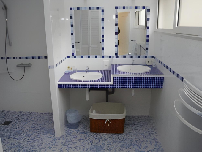 Bathroom 5, les agapanthes, Côtes-d'Armor