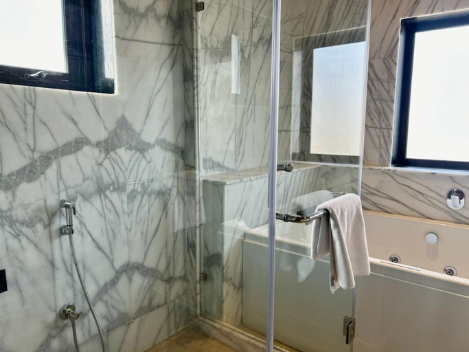 Bathroom 5, Ananta Spa & Resort Jaipur, Jaipur