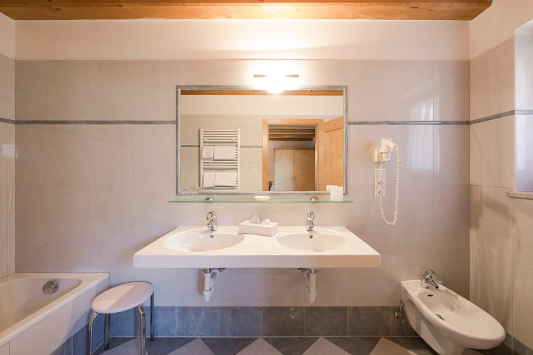 Bathroom 4, Naturhotel Gruberhof, Bolzano