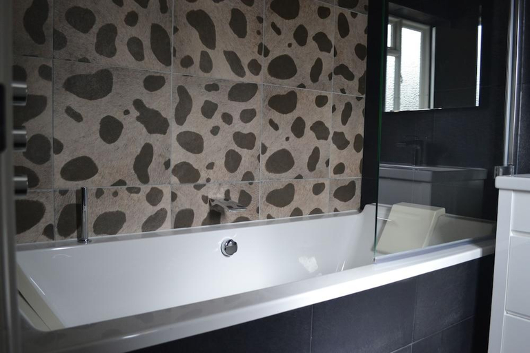 Bathroom 4, The Bull Inn, Suffolk