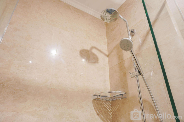 Bathroom 4, Tranquil Studio Apt at Menteng Park By Travelio, Central Jakarta