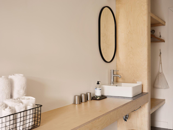 Bathroom 3, Petit hotel de la Montagne, Les Îles-de-la-Madeleine