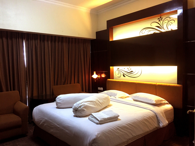 Lilianto Hotel Polewali Mitra RedDoorz - Tap to explore photos