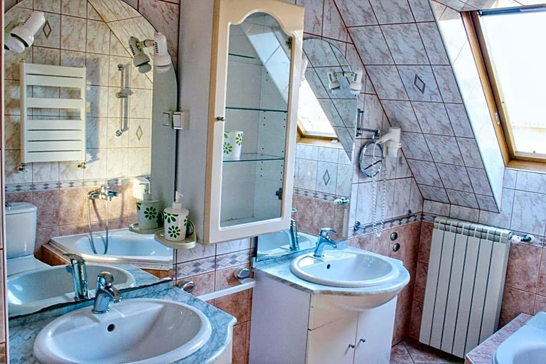 Bathroom 3, Le Rose Hotel, Budapesti