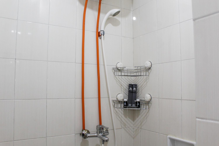 Bathroom 4, Studio Strategic Signature Park Grande By Travelio, Jakarta Timur