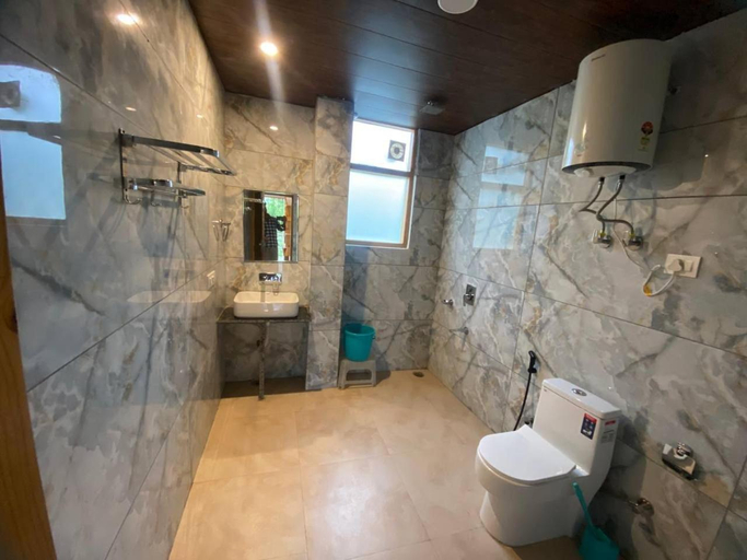 Bathroom 3, Persimmon Farmstead, Kullu