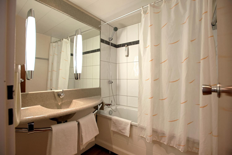 Bathroom 3, ibis 3 Lacs Neuchatel, Neuchâtel