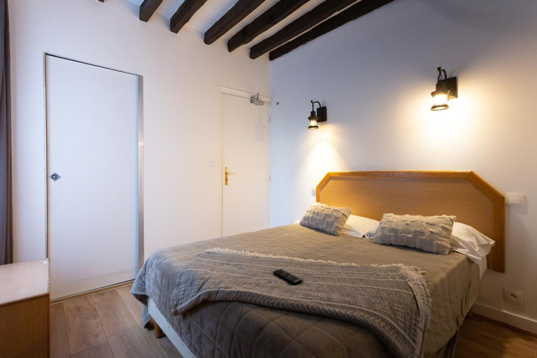 Bedroom 2, Hotel Leonard de Vinci II, Paris