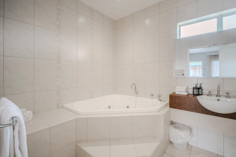 Bathroom 5, Wyndhamere Motel Shepperton, Shepparton