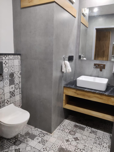 Bathroom 3, Hotel Basant Sarovar, Mathura