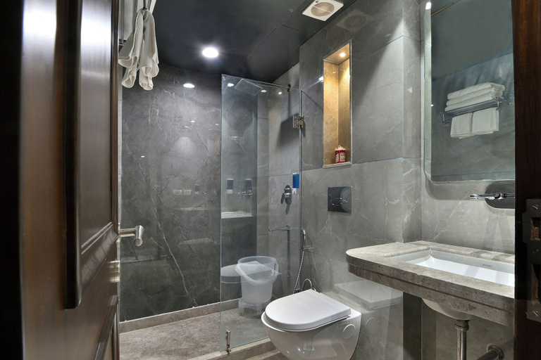 Bathroom 5, Hotel Sapphire House Paharganj, Delhi