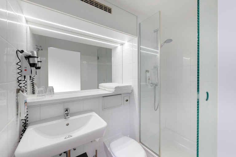 Bathroom 4, ibis Frankfurt Messe West, Frankfurt am Main