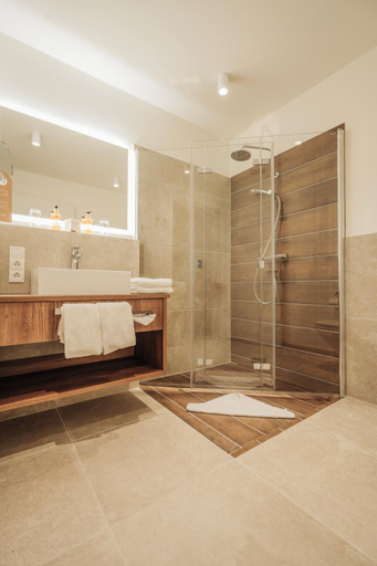 Bathroom 4, Hotel MeerZeiten inklusive externer Schwimmbad- & Saunanutzung, Wittmund