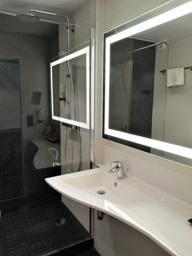 Bathroom 4, Hotel Inn Paris CDG Airport, Val-d'Oise