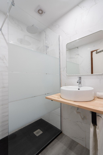 Bathroom 3, Renovated 3BR Apt Near City Hotspots – Great Value, Porto