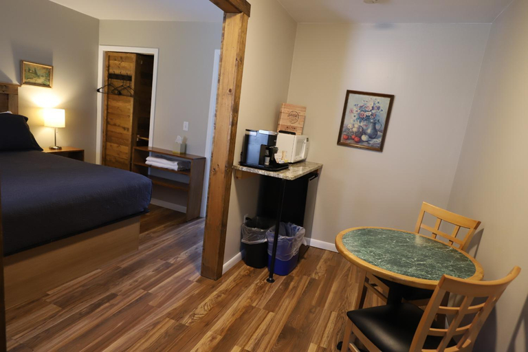 Bedroom, Lakeside Resort, Schuyler