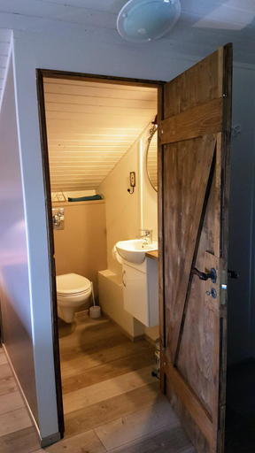 Bathroom 2, Grasteinn Guesthouse, Svalbarðshreppur