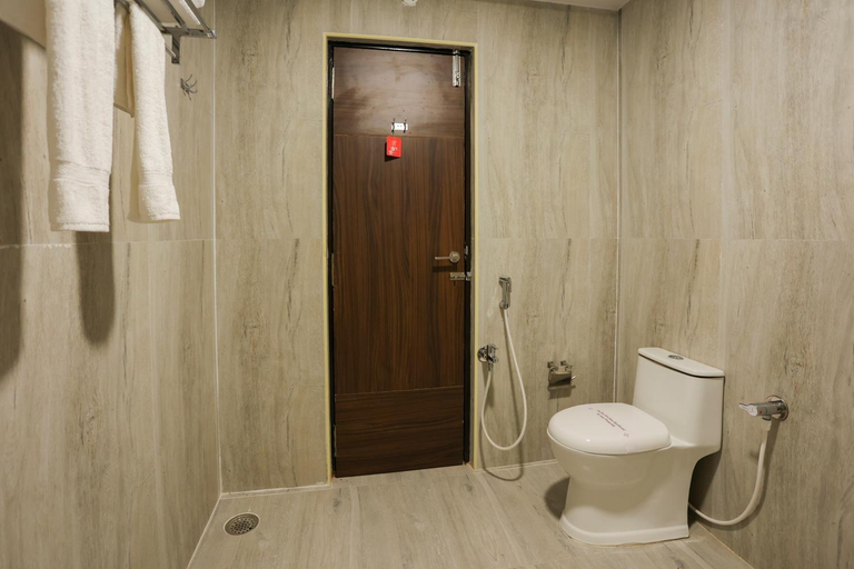Bathroom 4, sri balaji grand hotel, Thanjavur