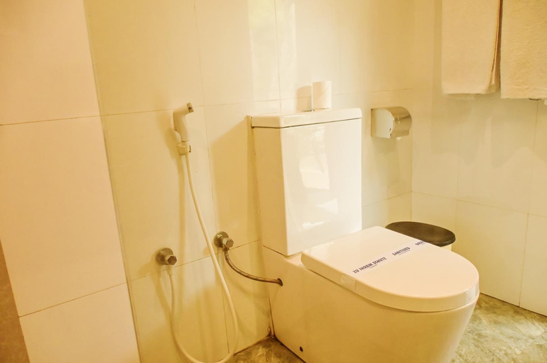 Bathroom 3, Agbo Hotel, Hingurakgoda