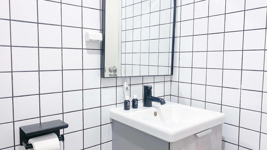 Bathroom 4, Good Homey 2BR Signature Park Grande By Travelio, East Jakarta