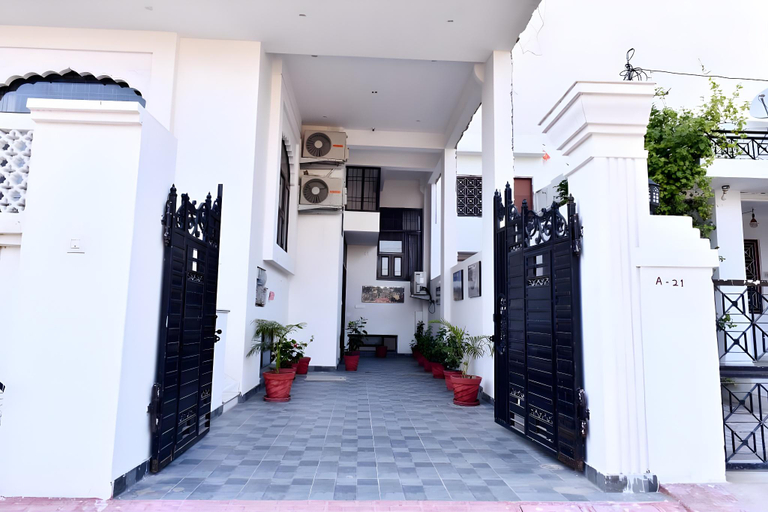 Exterior & Views