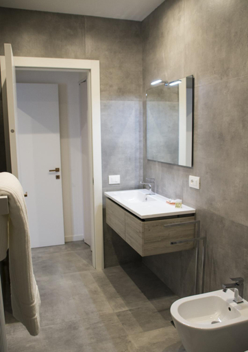 Bathroom 1, Bloom Apartments, Trento