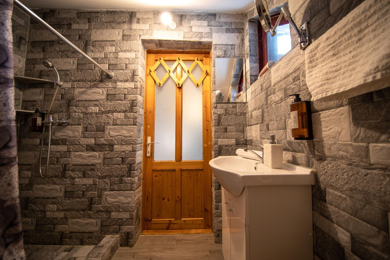 Bathroom 3, Poiana Cristian, Brasov